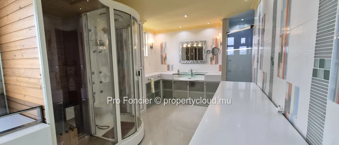 Appartement en duplex à vendre à Quatre-Bornes – Beaux volumes