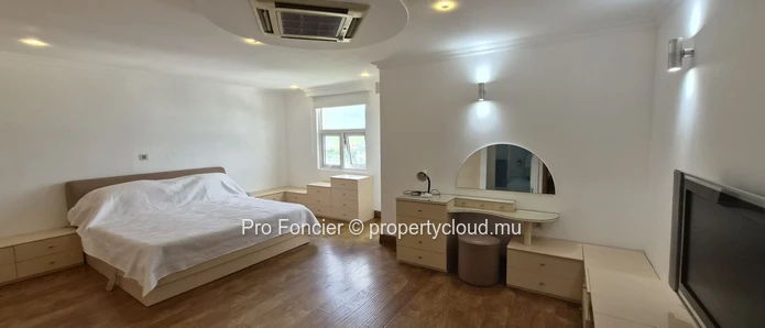 Appartement en duplex à vendre à Quatre-Bornes – Beaux volumes