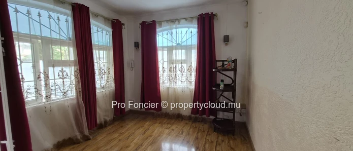 Maison à vendre à Vacoas - Cadre paisible avec rivière