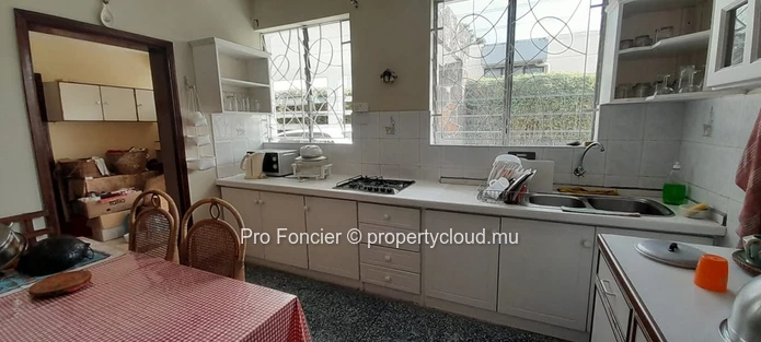 Rez de chaussée de maison à louer en tant que bureau en plein coeur de Quatre-Bornes- Bonne opportunité