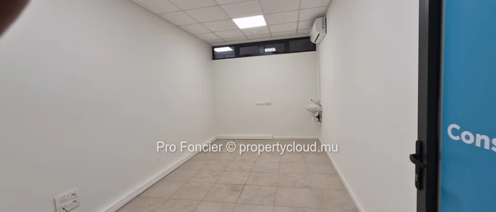 Emplacement commercial à louer à  Quatre Bornes -  Très bien situé