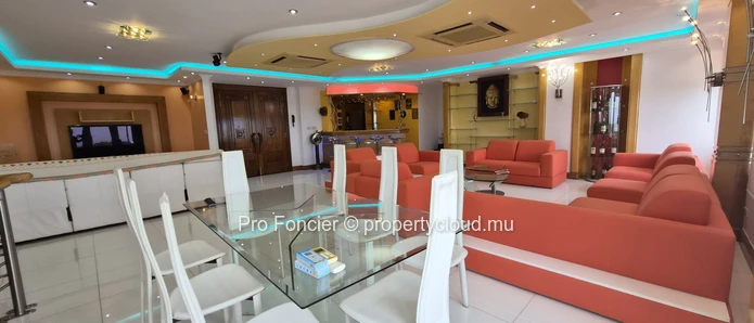 Appartement en duplex à vendre à Quatre-Bornes – Beaux volumes