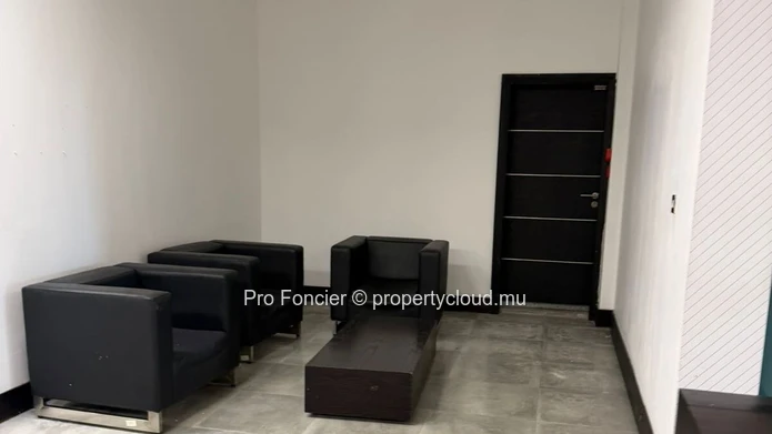 Bureau à louer à Quatre Bornes - Un emplacement stratégique, sécurisé et à fort potentiel commercial