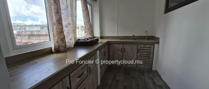 Emplacement commercial à louer à Curepipe – avec appartements sur axe très passant