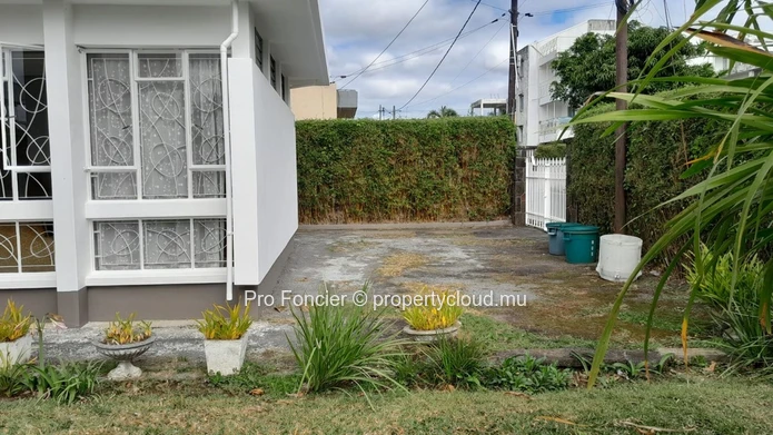 Rez de chaussée de maison à louer en tant que bureau en plein coeur de Quatre-Bornes- Bonne opportunité