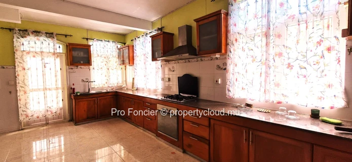 Maison à vendre à Vacoas - Cadre paisible avec rivière