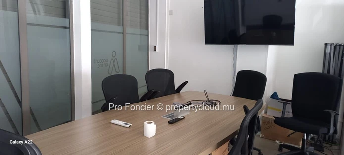 À louer à Quatre-Bornes – Bureau au rez de chaussée, emplacement central