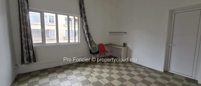 Emplacement commercial à louer à Curepipe – avec appartements sur axe très passant
