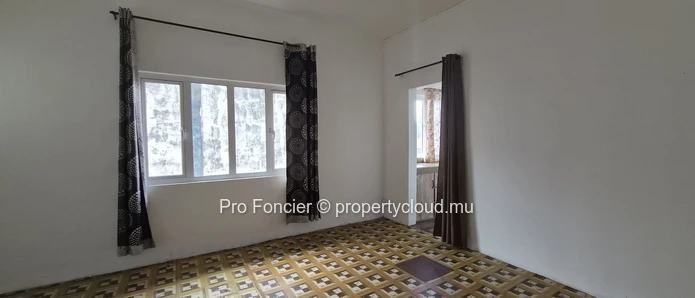 Emplacement commercial à louer à Curepipe – avec appartements sur axe très passant
