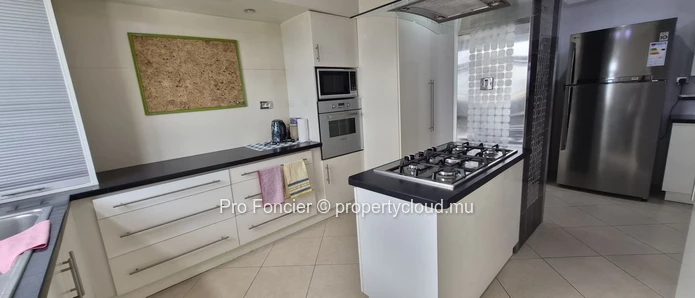 Appartement en duplex à vendre à Quatre-Bornes – Beaux volumes