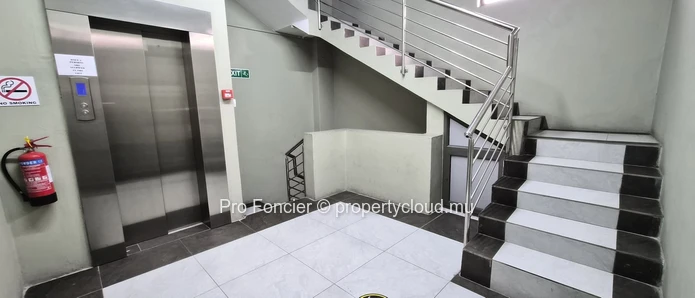 Emplacement Commercial à louer à Quatre-Bornes - Bon état