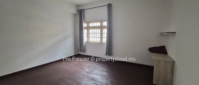 Emplacement commercial à louer à Curepipe – avec appartements sur axe très passant