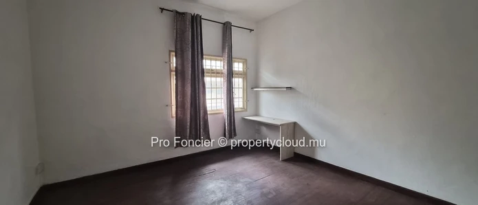 Emplacement commercial à louer à Curepipe – avec appartements sur axe très passant