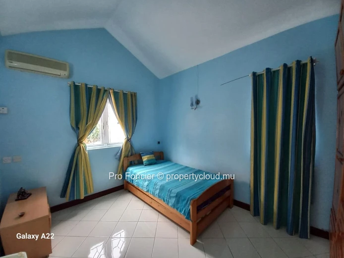 House for sale in La Gaulette - Charming family home with garden and private pool.