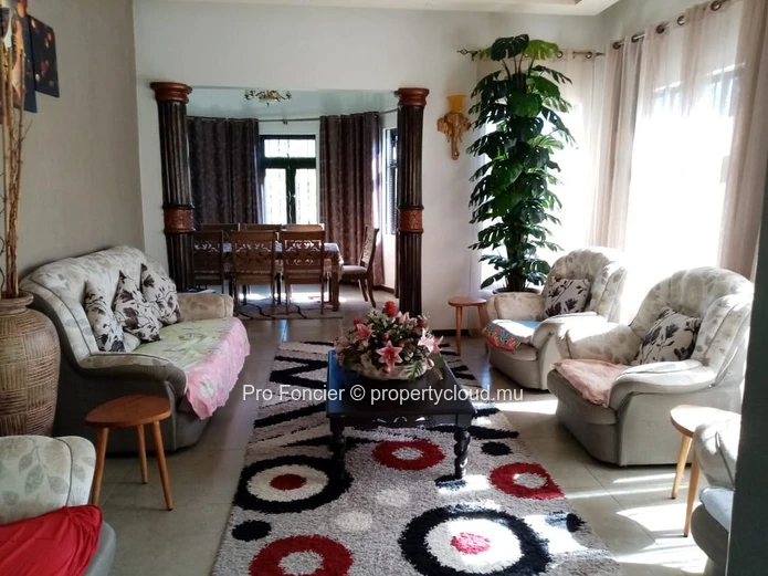 Big family or office use house closed to the center of Curepipe 
