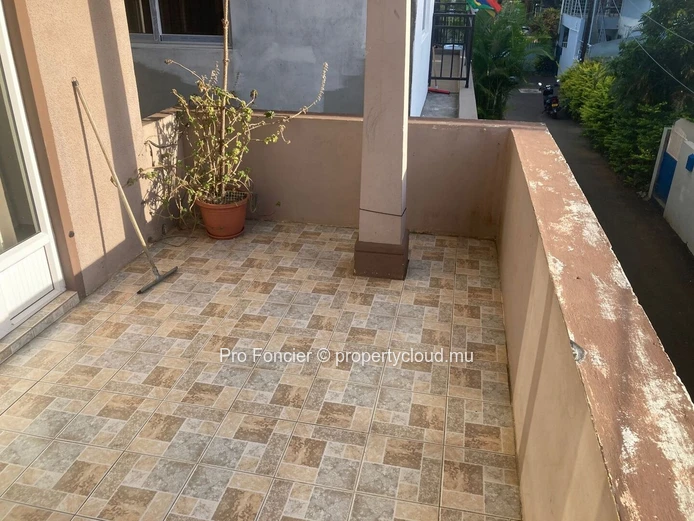 Étage de Maison à louer à Ébène – 2 Chambres