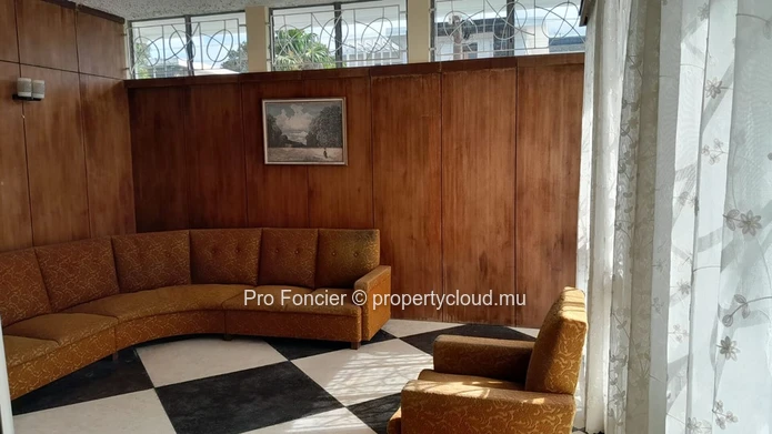 Rez de chaussée de maison à louer en tant que bureau en plein coeur de Quatre-Bornes- Bonne opportunité