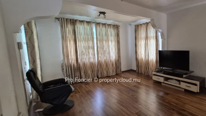 Maison à vendre à Vacoas - Cadre paisible avec rivière