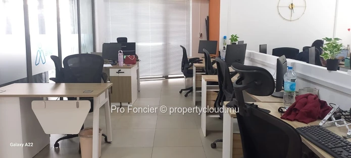 À louer à Quatre-Bornes – Bureau au 1er étage, emplacement central
